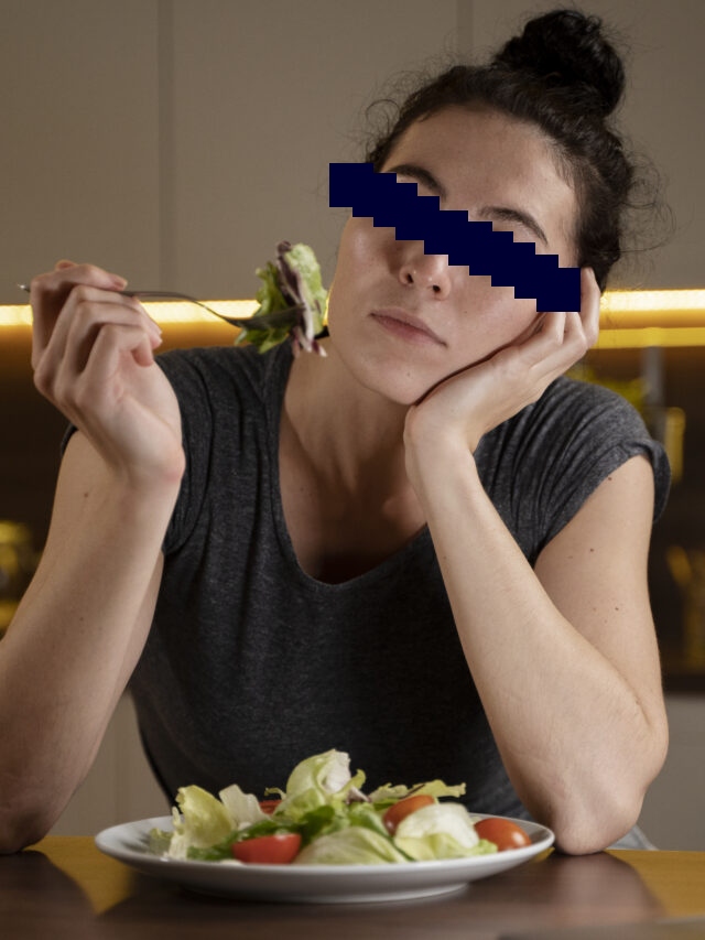 vrouw met bord eten